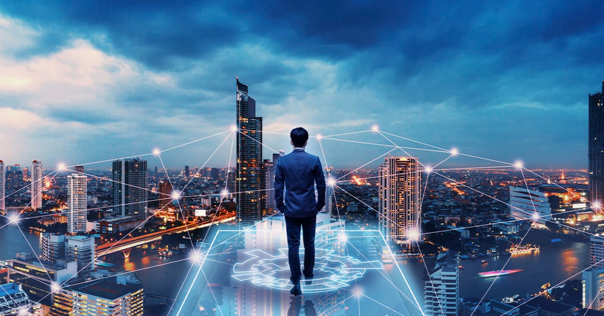 Homem de negócios em uma cidade futurista, olhando para um mapa digital interconectado.
