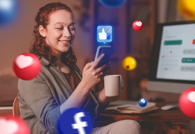 Mulher sorridente usando um smartphone com ícones de mídia social ao redor.