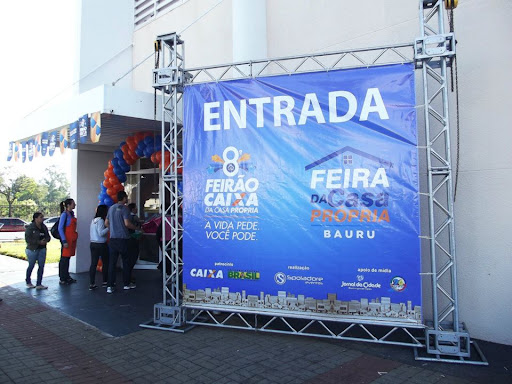 Banner grande em estrutura metálica na entrada de um evento.