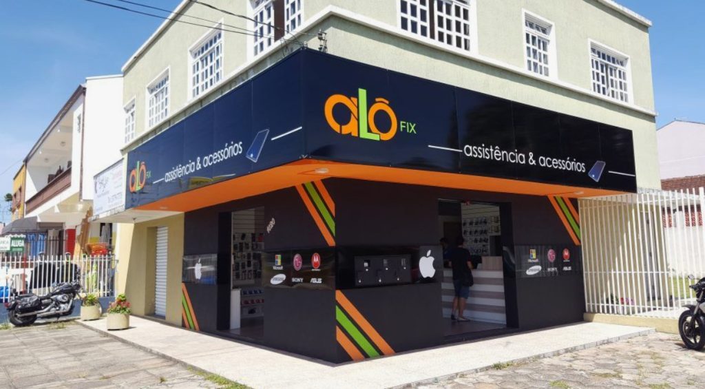Fachada da loja alô FIX com letreiro preto e laranja