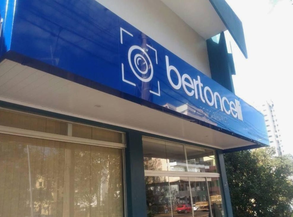 Fachada do edifício Bertoncelli com letreiro e janelas grandes.