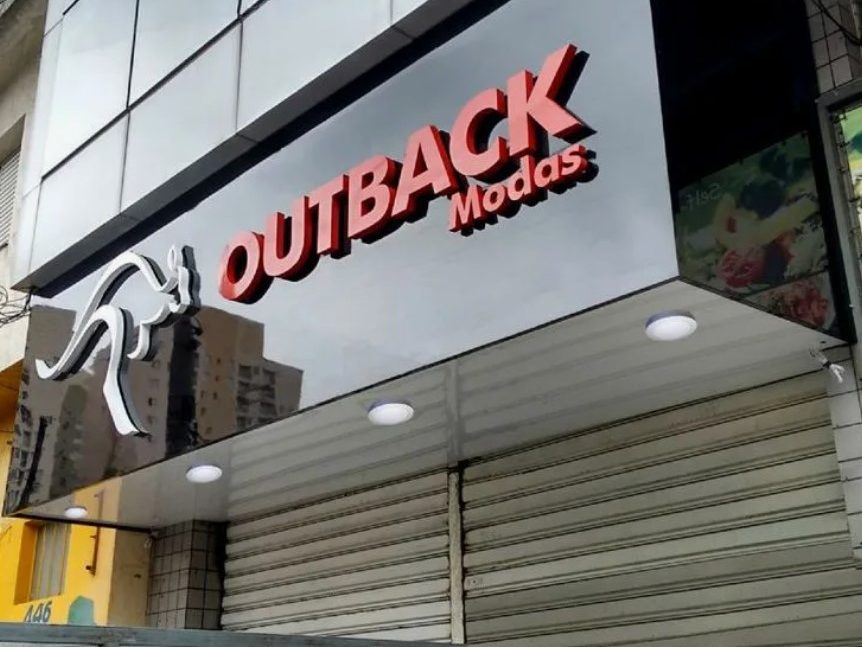 Fachada de loja Outback Modas com letreiro em Ribeirão das Neves.