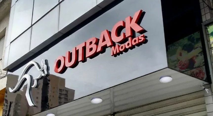 Fachada de loja Outback Modas com letreiro em Ribeirão das Neves.