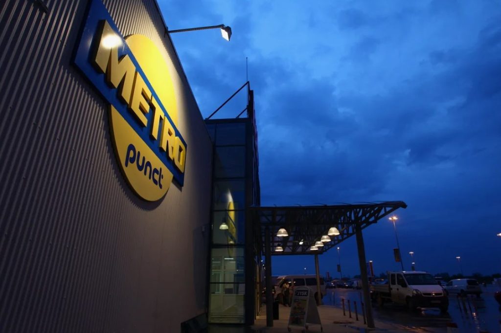 Fachada da loja METRO punct com letreiro amarelo em fundo azul.