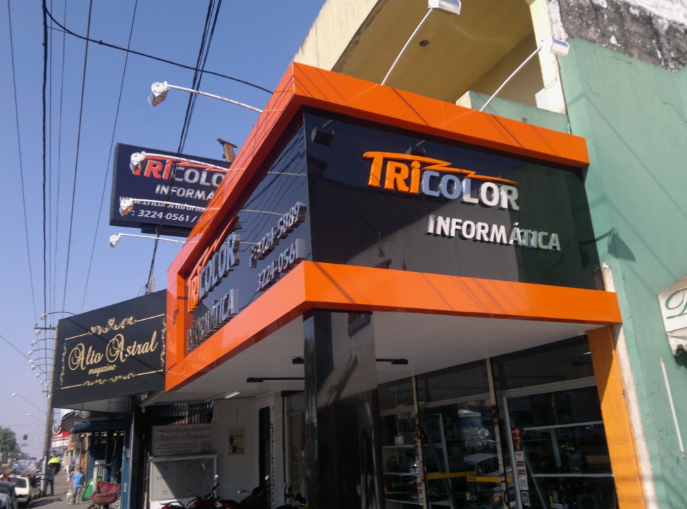 Fachada da loja Tricolor Informática com letreiro laranja e preto.