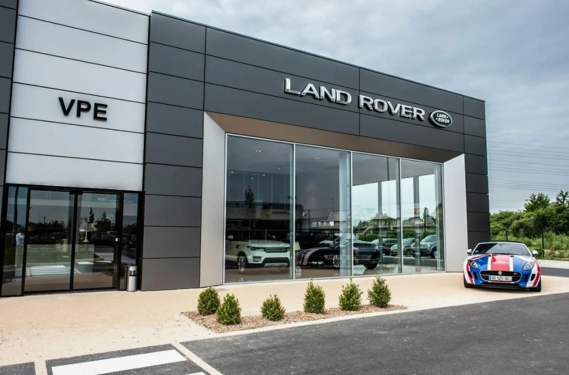 Fachada da concessionária Land Rover com painéis ACM em Ribeirão das Neves.
