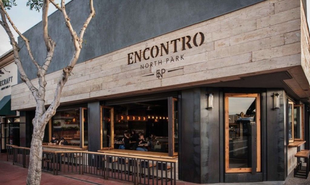 Fachada do restaurante ENCONTRO NORTH PARK com design moderno em madeira.