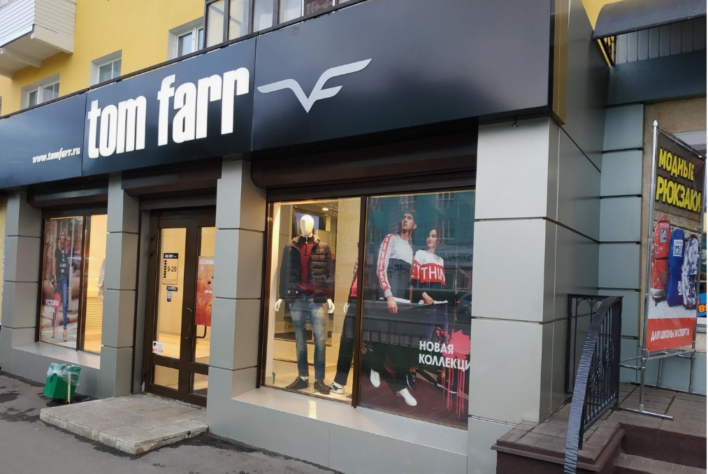 Fachada da loja tom farr com letreiro branco em fundo preto