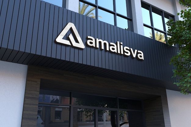 Fachada do edifício com painel preto e logo triangular \"amalisva\".