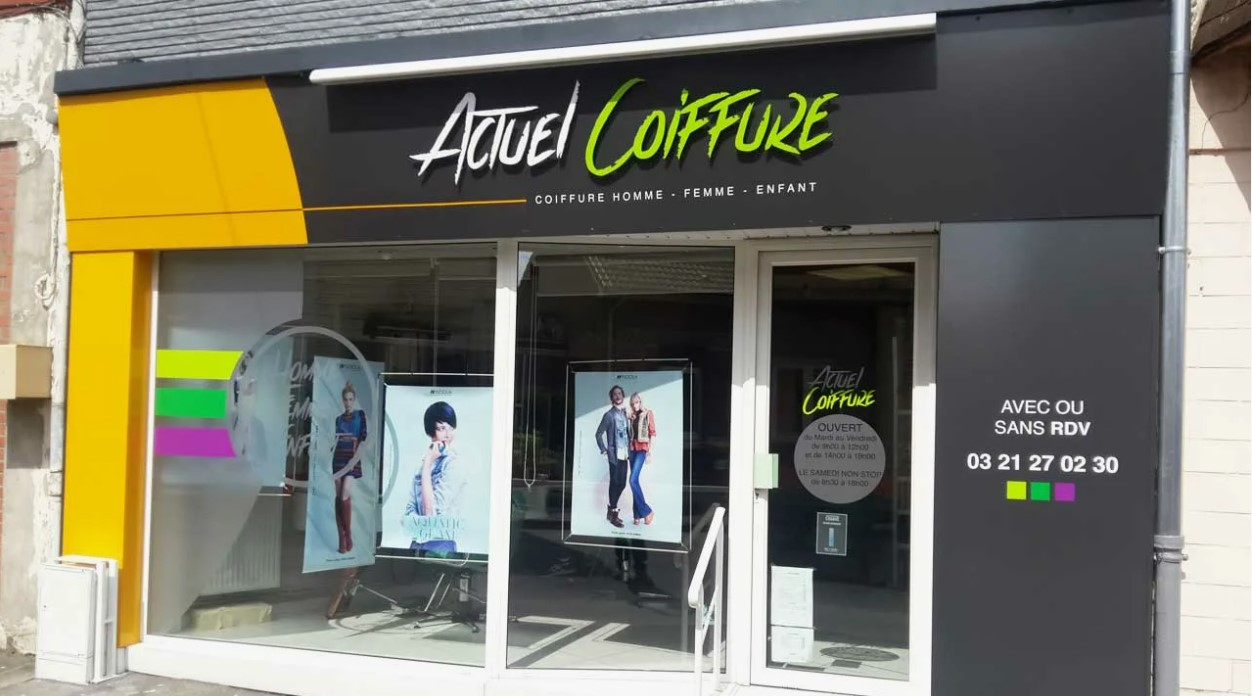 Fachada do salão Actuel Coiffure com letreiro branco e verde.