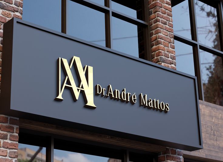Placa de sinalização externa do Dr. André Mattos com logo dourado.