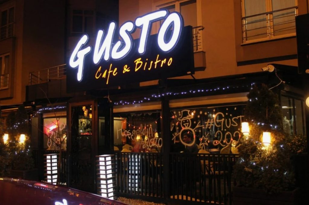 Facada co Luminoso da Gusto Café