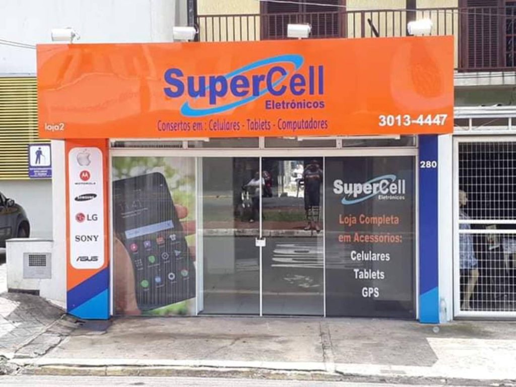 Fachada da loja SuperCell Eletrônicos com placa laranja e azul.