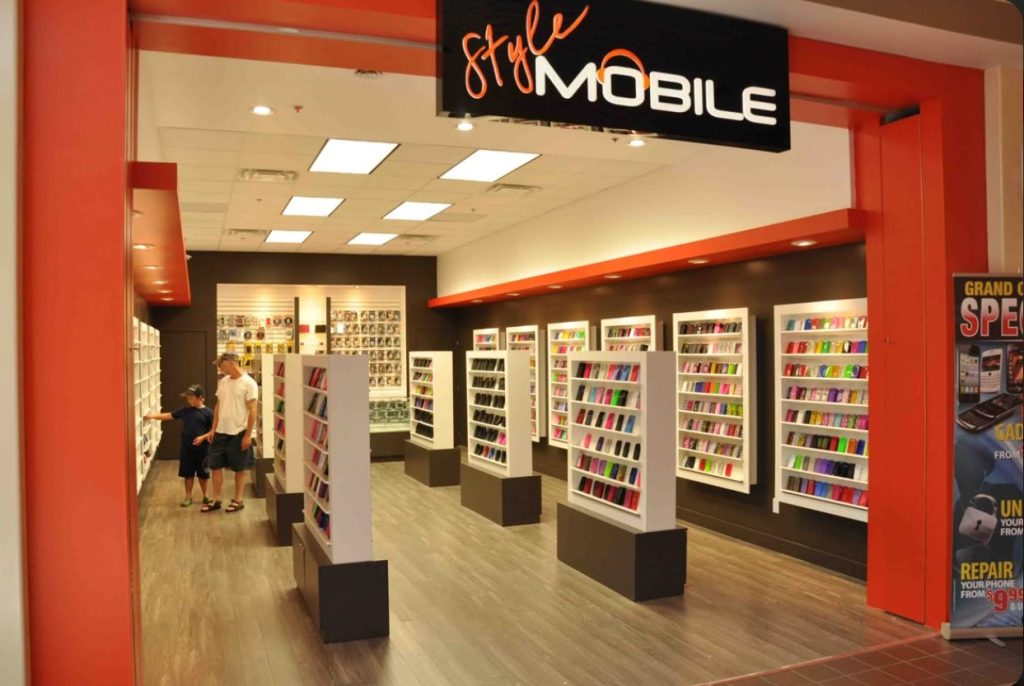 Fachada da loja Orange com design moderno em tons laranja.