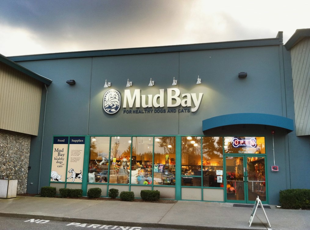 Fachada da loja Mud Bay com placa azul e vitrines grandes.