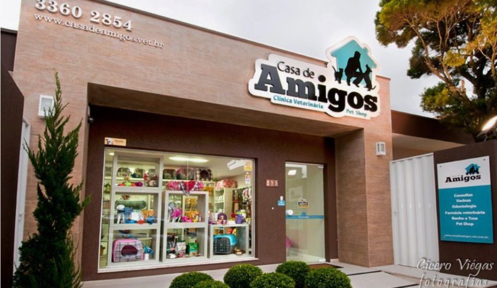 Fachada do pet shop Casa de Amigos com entrada de vidro.