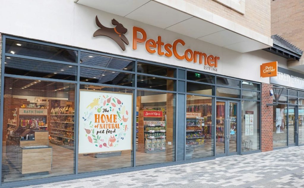 Loja Pets Corner com fachada de vidro e sinalização vibrante.
