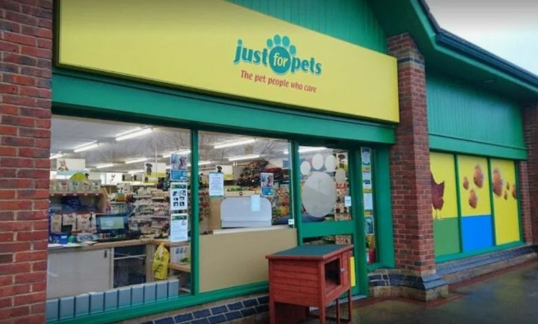 Fachada de pet shop colorida com vidraças grandes e decoração vibrante.