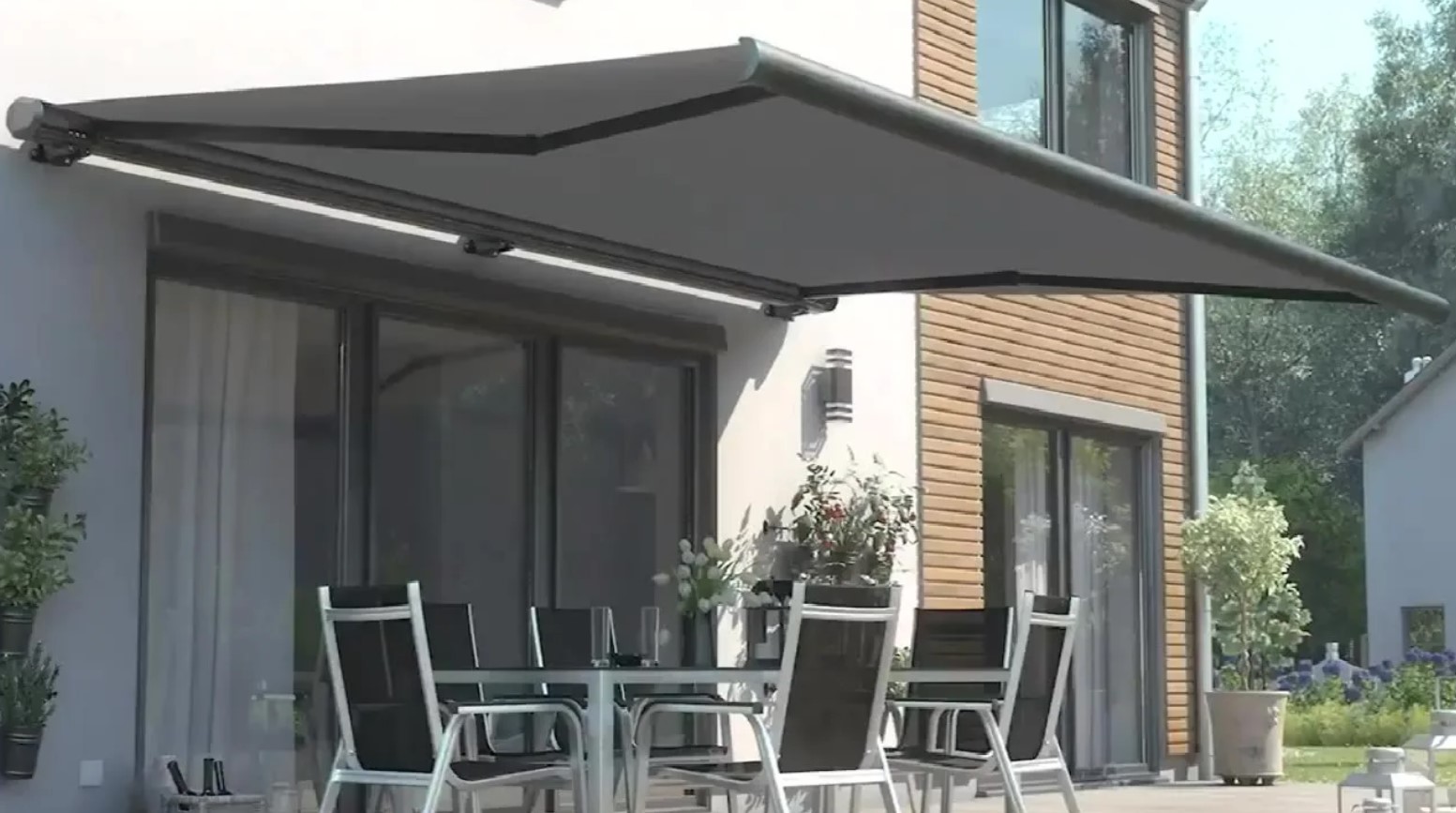 Casa moderna com pátio, toldo retrátil, elegante mesa e cadeiras.