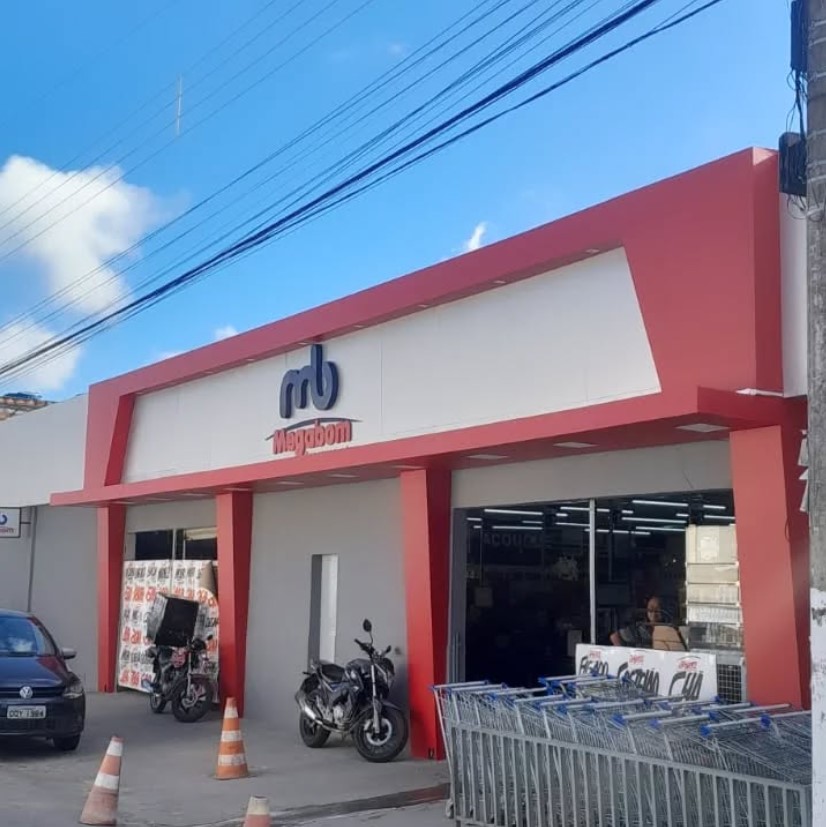 Loja Megadom com fachada moderna em vermelho e branco.