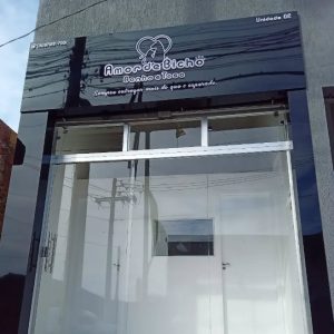 Fachada "Amor de Bicho Banho e Tosa" clean e moderna.