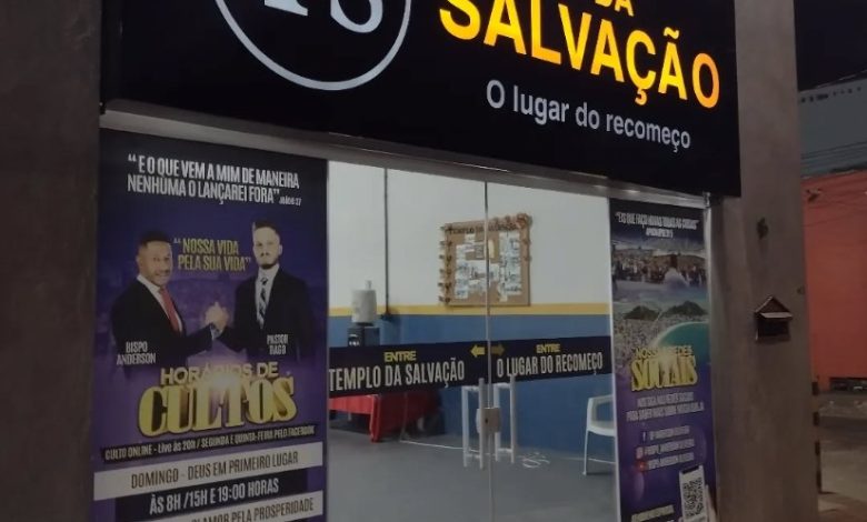 Entrada do "Templo da Salvação" com design moderno e informativo.