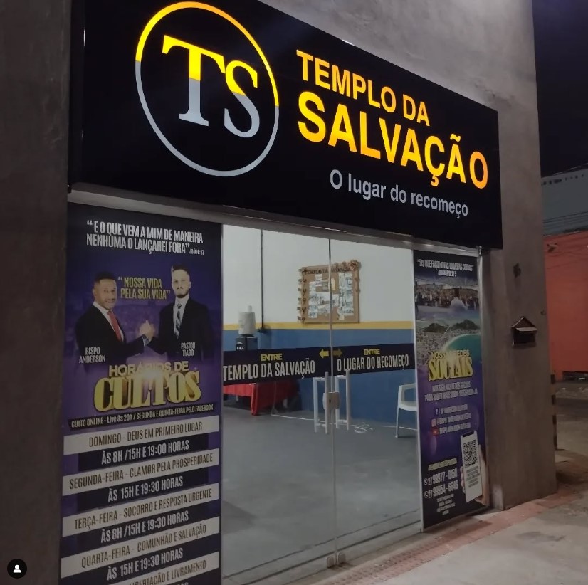 Entrada do "Templo da Salvação" com design moderno e informativo.