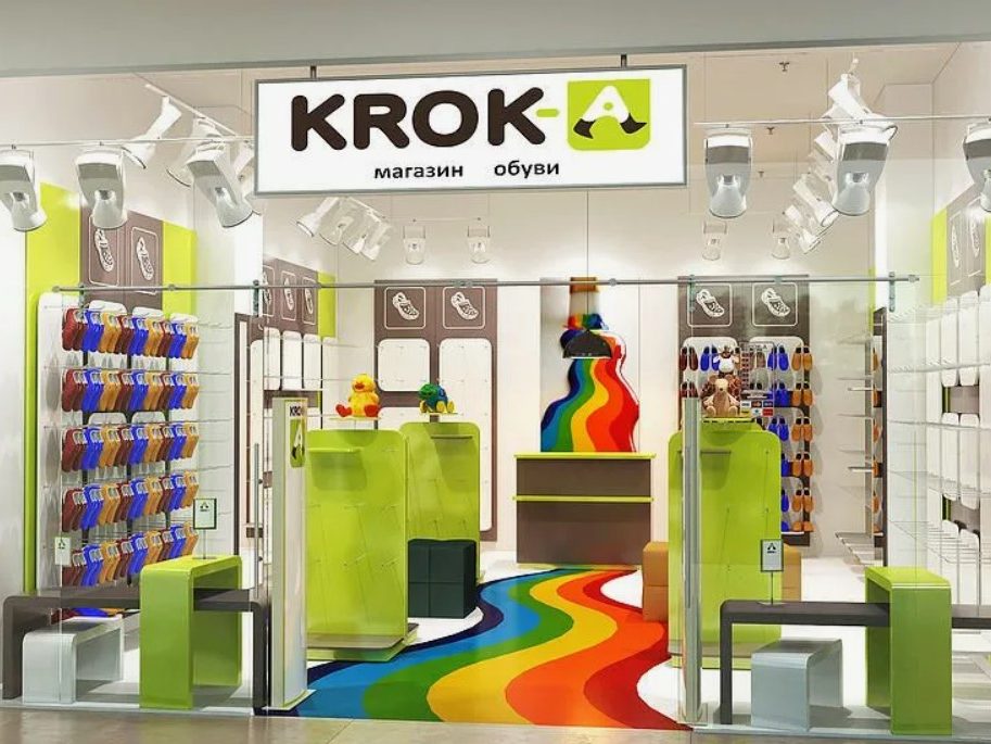 Loja de calçados KROK-A com interior vibrante e design moderno.
