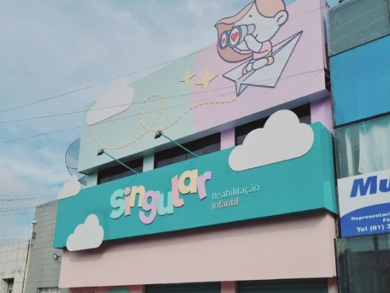 Fachada da clínica Singular Reabilitação Infantil com design amigável colorido.