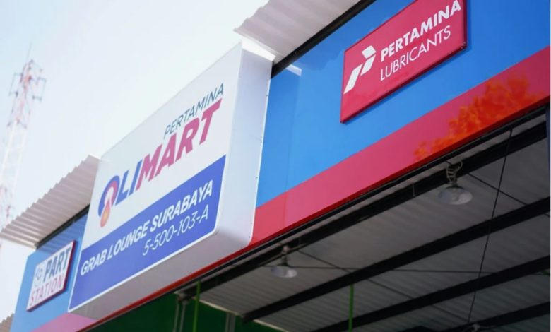 Placas comerciais com logotipos e cores vibrantes em fachada frontal.