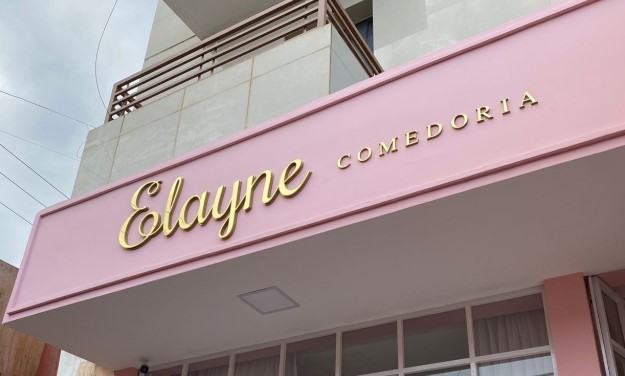 Destaque Seu Negócio Agora! Placa para Comércio em Belo Vale-Justinópolis achada de restaurante moderno "Elayne Comedoria" com letreiro elegante dourado.