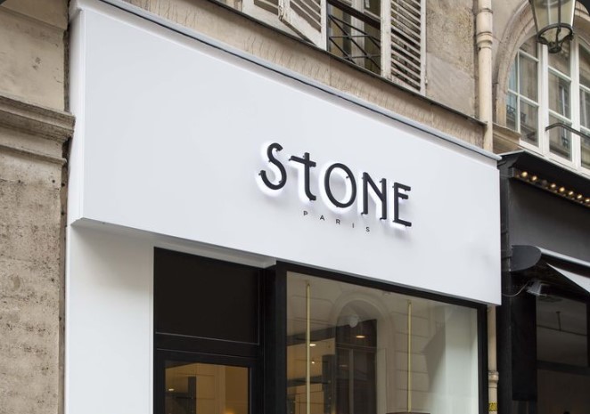 Loja Stone Paris em edifício histórico com arquitetura tradicional.