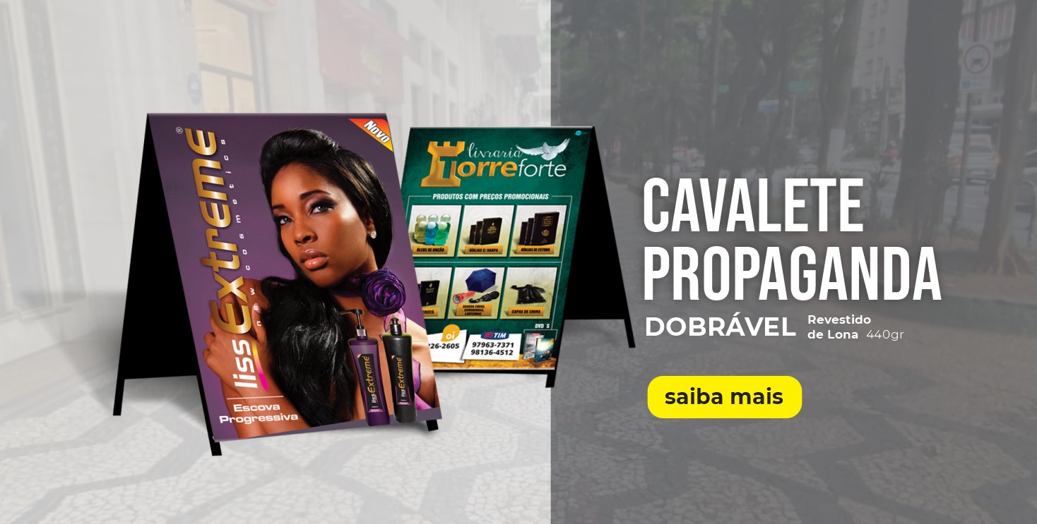 Cavaletes publicitários na calçada, promovendo cosméticos e produtos religiosos variados.