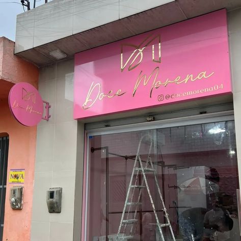Fachada da loja Doce Morena com letreiro rosa e dourado.