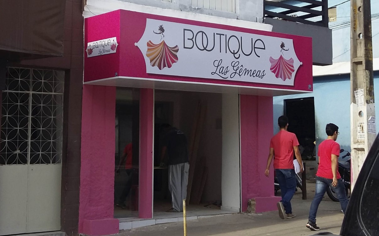 Fachada da Boutique Las Gêmeas em rosa e branco.