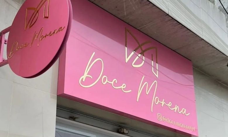 placa da loja Doce Morena com letreiro rosa e dourado.