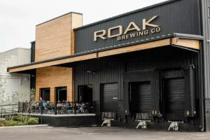 Fachada industrial da "Roak Brewing Co" com design moderno.