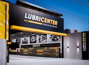 Fachada do "Lubricenter Troca de Óleo" com design moderno.