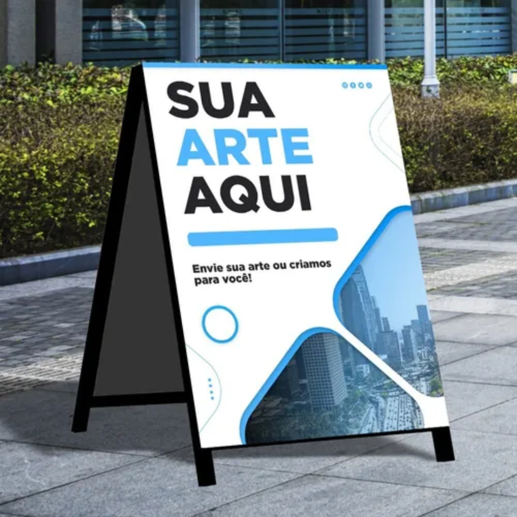 Cavalete de calçada com mensagem promocional em português e vegetação ao fundo.