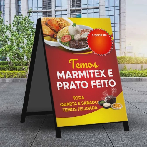 Cavalete de restaurante promovendo marmitex e prato feito com feijoada.