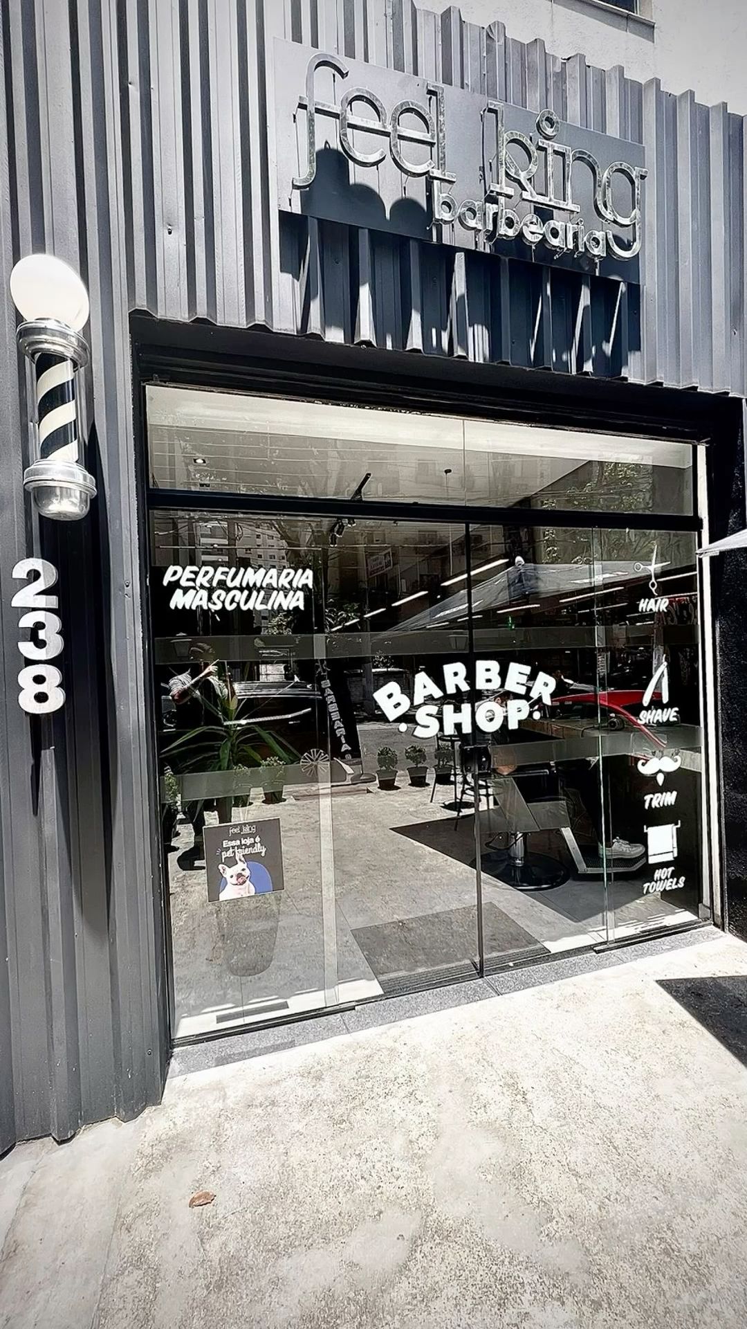 Fachada moderna da Feel King Barbearia em preto e cinza.