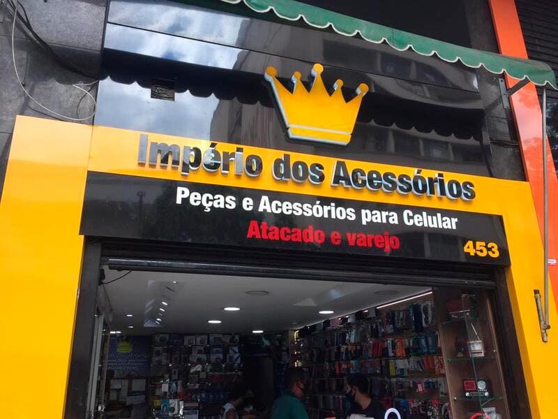 Fachada da loja Império dos Acessórios com logotipo de coroa amarela.