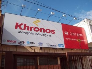 Placa da Khronos com logo, slogan e parceiros tecnológicos em destaque.