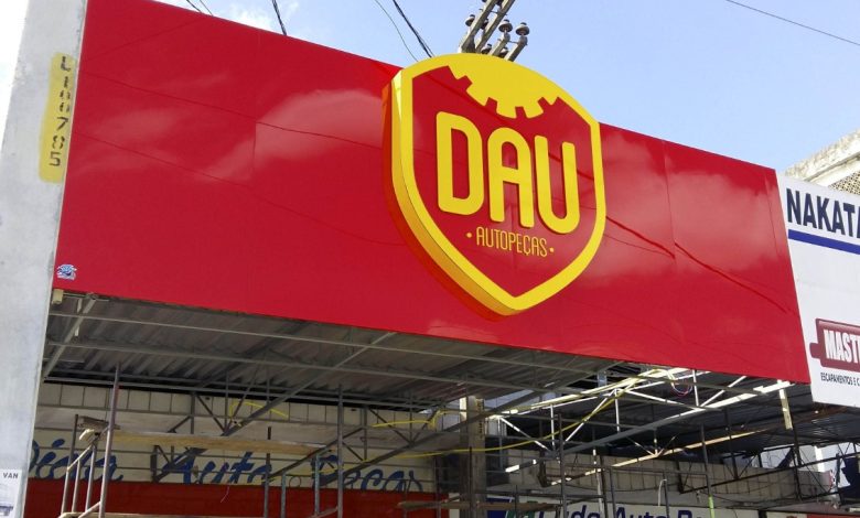 Fachada comercial moderna com letreiro destacado para identificação visual.