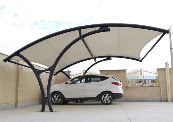 Toldo fixo curvo de lona fumê sustentado por estrutura metálica preta