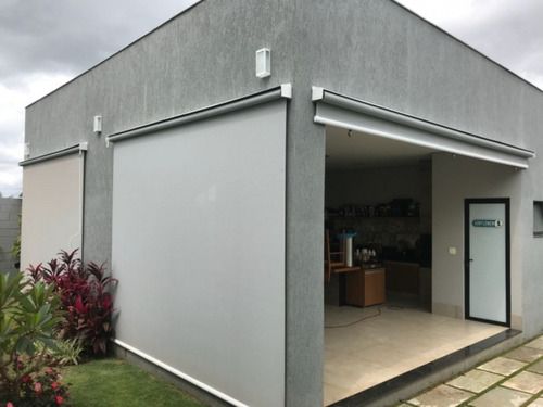 Toldos cortina cor gelo instalado em uma residência