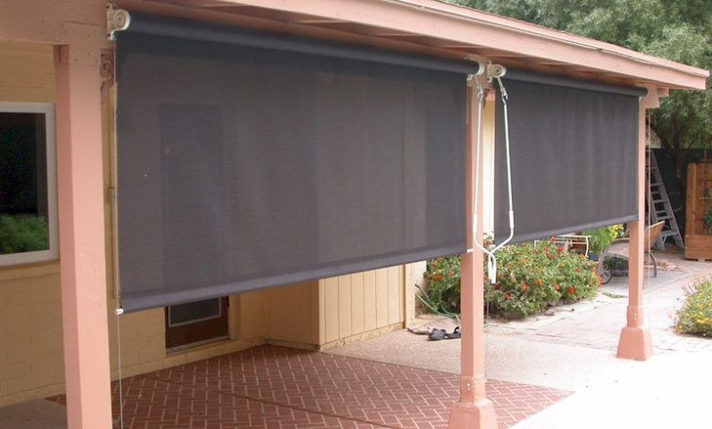 Toldo cortina chumbo instalado em área externa coberta, garantindo proteção.