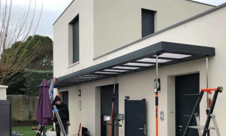 Aqui está a descrição da imagem enviada: - Texto Alternativo (10 palavras): Toldo retrátil instalado sobre entrada de casa moderna com fachada bege. - Legenda: Toldo retrátil instalado na entrada de residência moderna, proporcionando proteção e estilo. - Descrição com 10 palavras: Toldo retrátil sobre entrada, fachada bege, instalação profissional, casa moderna. - Título: Empresa de Toldos em Belo Vale-Justinópolis-MG: Com Preço, Qualidade. A imagem evidencia um trabalho profissional de instalação de toldo, trazendo funcionalidade e design ao ambiente. Caso queira explorar outras opções de toldos para diferentes estilos de construção, estou aqui para ajudar!