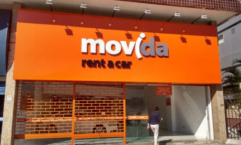 Fachada da "movida rent a car" com design moderno.