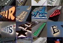 Letras de acrílico iluminadas em diferentes estilos e cores.